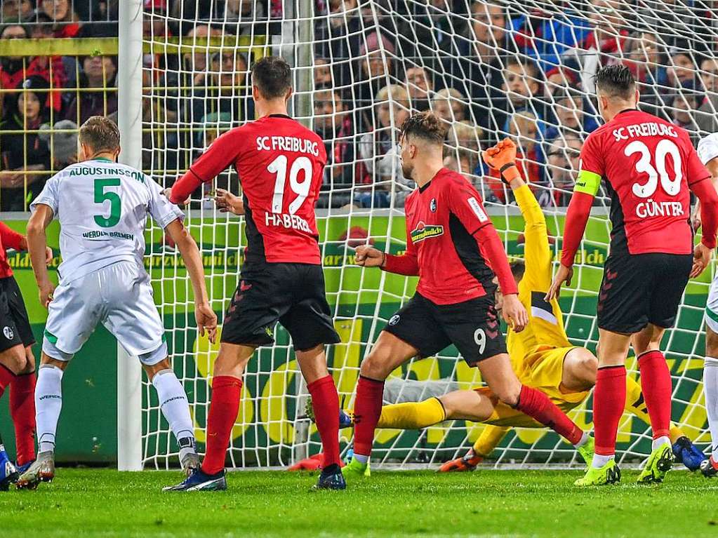 Drunter und drber und dann steht es 1:1. Bremens Augustinsson (#5) kann in der 92. Minute den Ausgleich fr Werder erzielen, whrend Lucas Hler, der den Ball direkt vor Augustinsson abprallen, und Co. nur zuschauen knnen.