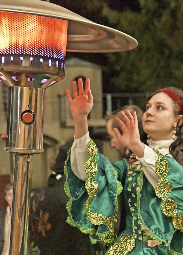 Eine Schauspielerin wrmt sich in einer Probenpause.  | Foto: Benedikt Sommer