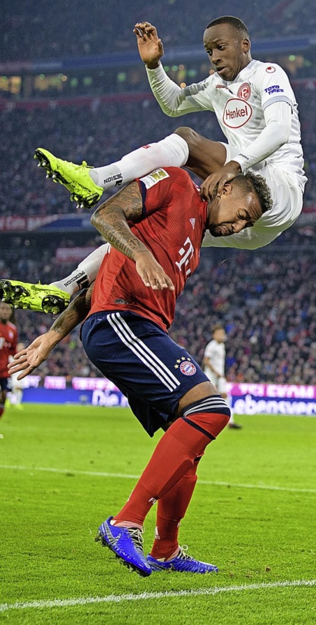 Obenauf war Dsseldorfs dreifacher Tor...ome Boateng nicht nur in dieser Szene.  | Foto: dpa