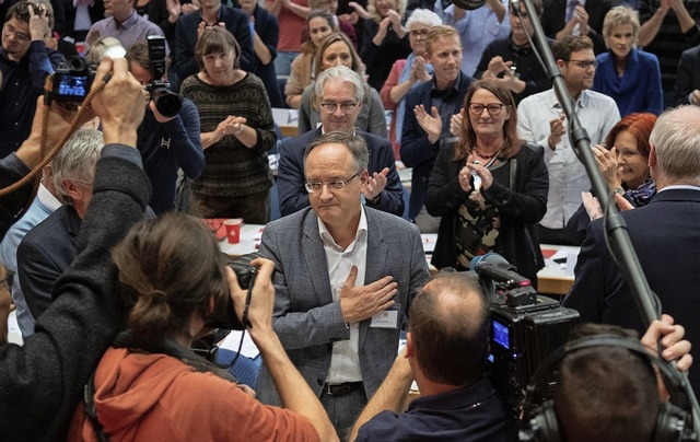 Andreas Stoch nimmt nach seiner Wahl zum SPD-Landeschef die Ovationen entgegen.   | Foto: dpa