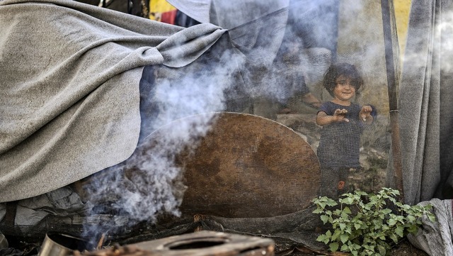 Ein Mdchen im August im Zeltlager auf Lesbos   | Foto: AFP