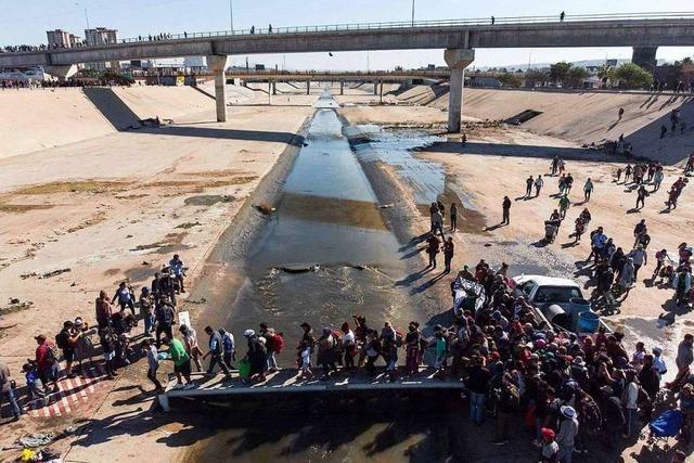 Hunderte Migranten versuchen US-Grenze zu berqueren