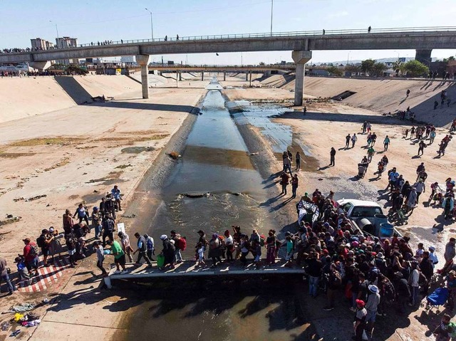 Die Migranten berquerten den fast aus...Versuch, einen Grenzzaun zu erreichen.  | Foto: AFP