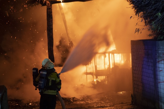 Die Feuerwehr bei Lscharbeiten. In de...Netto-Supermarkt in Mllheim gebrannt.  | Foto: Volker Mnch