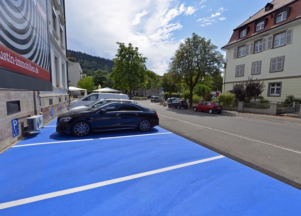 Im Gegensatz zum roten Haus muss das Blau der Parkplätze entfernt werden.  | Foto: Michael Bamberger