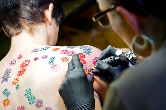 Sich selbst Schmerz zufgen um einen V...ht manchmal ein Motiv fr ein Tattoo.   | Foto: dpa