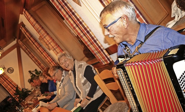 Viele Frauen und Mnner, die einfach g...s-Peter Jung an der Gitarre begleitet.  | Foto: Martha Weishaar