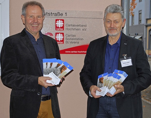 Bei der bergabe der Flyer: Rolf Stein...mit Helmut Adolf vom Polizeiprsidium   | Foto: Polizei