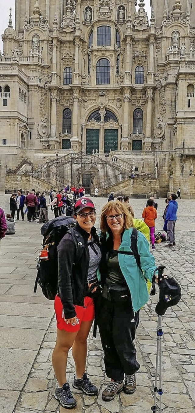 Am Ziel in Santiago de Compostela (v.l.): Theresa und Angelika Lais  | Foto: privat