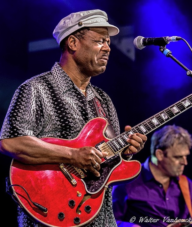 Gilt als Virtuose an der Bluesgitarre: SaRon Crenshaw   | Foto: van Heukelem