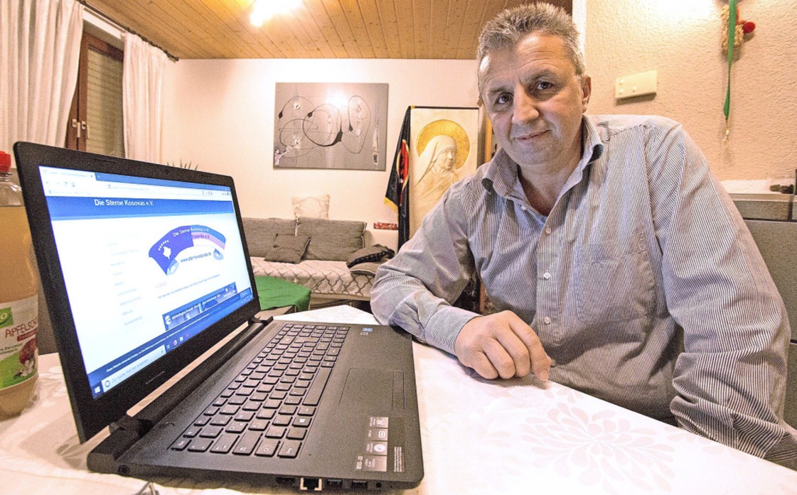 Tahir Shabani zeigt die Webseite seines Vereins.  | Foto: Patrik Mller