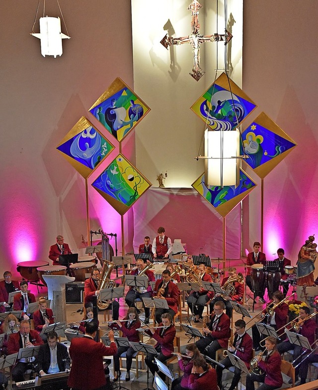 Die Kirche bietet eine tolle Kulisse fr das Konzert.   | Foto: Heinz Vollmar