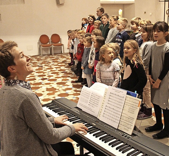 Hanna Heicke hat mit den Kindern die L...ie 28 Mdchen und Jungen am Keyboard.   | Foto: Horst David