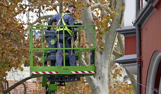 Ein Handwerker auf einem Hubsteiger be...ihnachtsbeleuchtung in der Turmstrae.  | Foto: Peter Gerigk