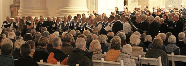 Ein faszinierendes Stimmungsbild schuf...it dem Schlusschor aus 180 Choristen.   | Foto: Cornelia Liebwein