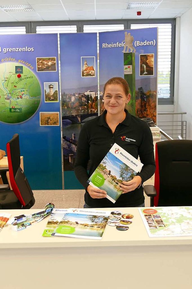 Tourist-Info-Leiterin Corinna Steinkopf mit den neuen Broschren und Souvenirs  | Foto: Elena Borchers