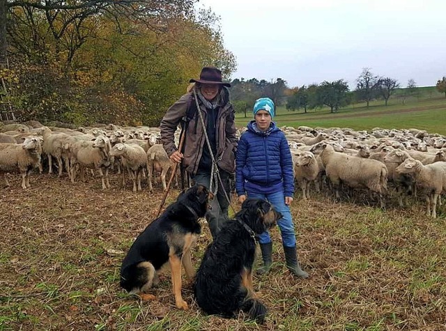 Fabian Fitz hat Schferin Sylvia Schmi...und 250 Schafe auf der Weide besucht.   | Foto: Privat