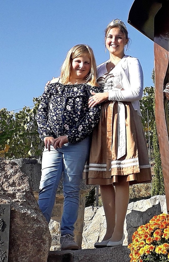 Luisa mit ihrer Schwester, Weinprinzessin Sina Erdrich   | Foto: PRivat