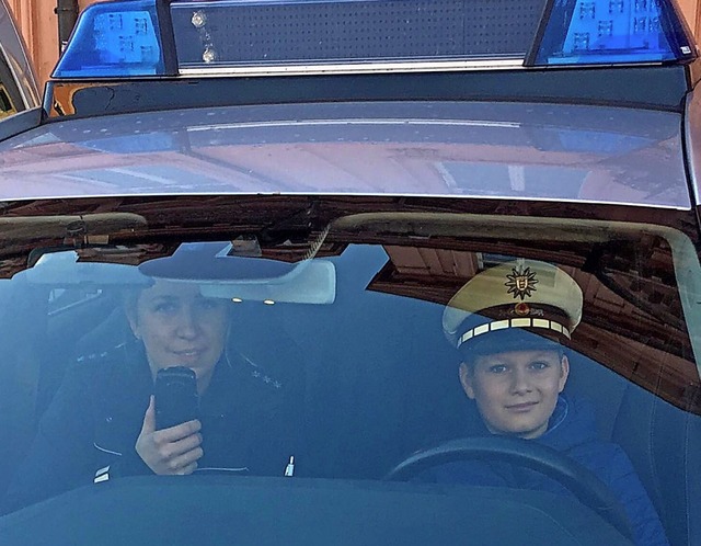 Polizeiobermeisterin Lena Schleis mit Neffe Dominic Schleis im Polizeiauto   | Foto: Schleis