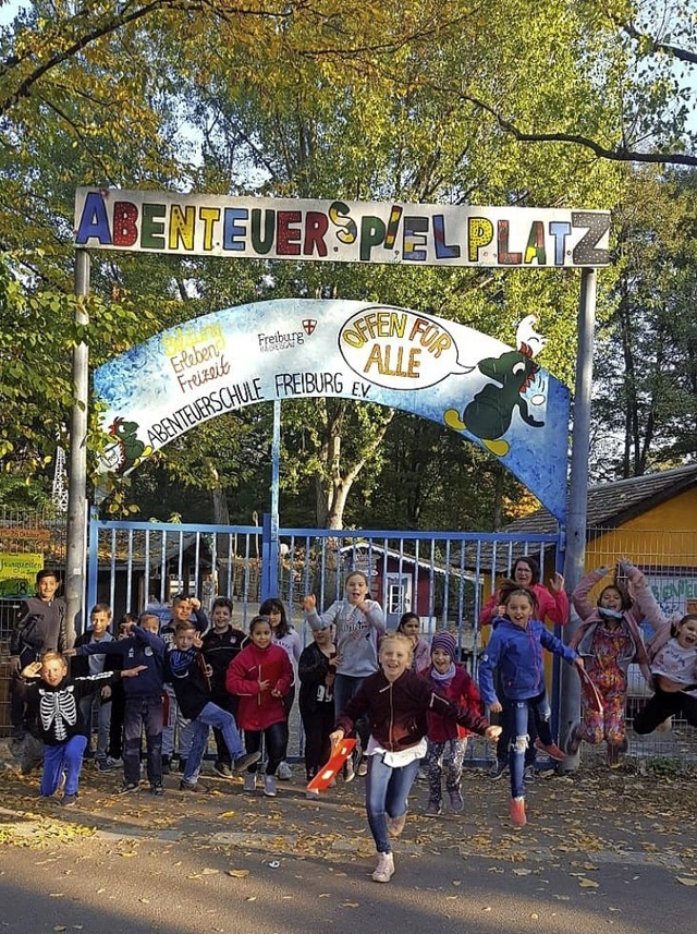 Die Klasse 4b vor dem Eingang des Abenteuerspielplatzes   | Foto: Privat