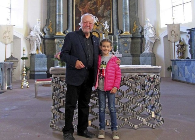Jana Hegele steht mit Pfarrer Albert L...der St. Remigius-Kirche in Merdingen.   | Foto: Privat