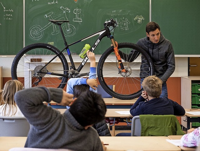 Stiebjahn erklrt  Besonderheiten seines Mountainbikes.  | Foto: Lynn Sigel