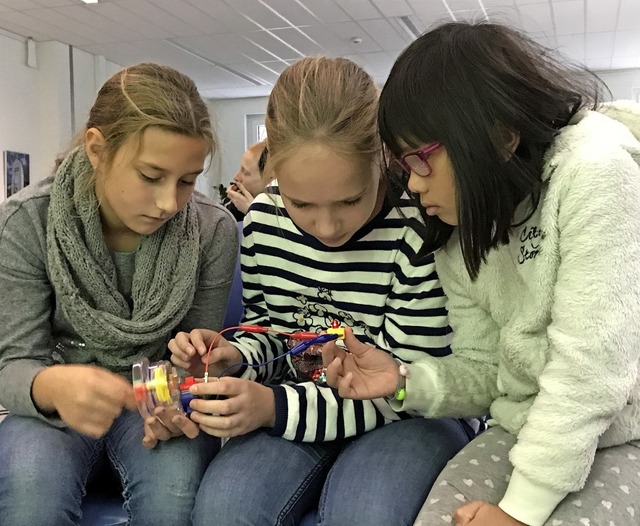 Die Mdels experimentieren mit einer K...des Kraftwerks sowie dessen Turbinen.   | Foto: Saskia Bhrer