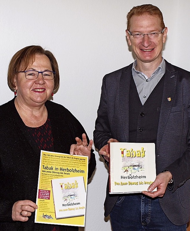 Claudia Bhler und Brgermeister Thomas Gedemer stellen das Tabak-Buch vor.   | Foto: Michael Haberer