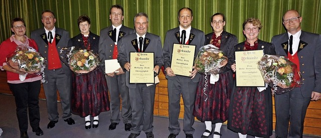 Fr langjhrige Treue zur Trachtenkape...r-Ott und  Vorsitzender Markus Isele.   | Foto: Werner Steinhart