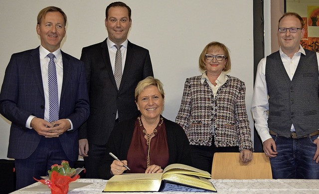 Am Montag  trug sich Kultusministerin ...Johann-Peter-Hebelschule in Tiengen.    | Foto: Melanie Mickley