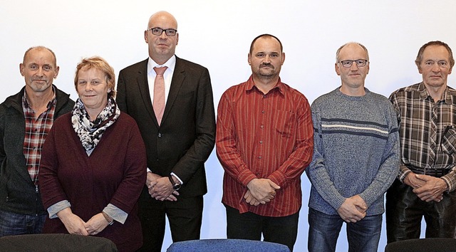 Brgermeister Stephan Schonefeld (3. v...ger. Alois Joos fehlte bei der Ehrung.  | Foto: karin Heiss