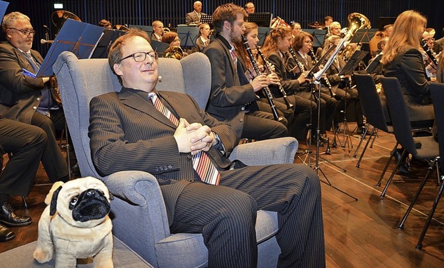 Der frhere Dirigent Peter Stelzl schl...oss das Konzert inmitten der Musiker.   | Foto: Jrgen Mller