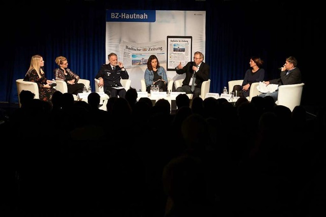 Die Podiumsdiskussion am Montagabend in der Mensa-Bar.  | Foto: Ingo Schneider