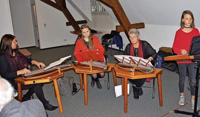 Der &#8222;Wiesentler Saitentanz&#822...euen Maulburger Kalenders im Rathaus.   | Foto: Georg Diehl
