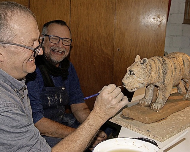 Andreas Hinder bemalt einen Keramik-Tiger.  | Foto: Keramik-Art Glashaus