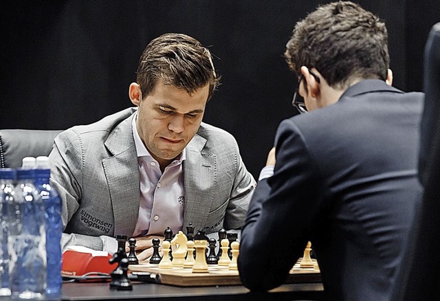 Gilt im Tiebreak gegen  Fabiano Caruana als Favorit: Magnus Carlsen (hinten).  | Foto: dpa