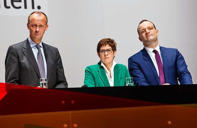 Konzentriert nehmen Friedrich Merz, An...e Fragen der CDU-Mitglieder  entgegen.  | Foto: dpa