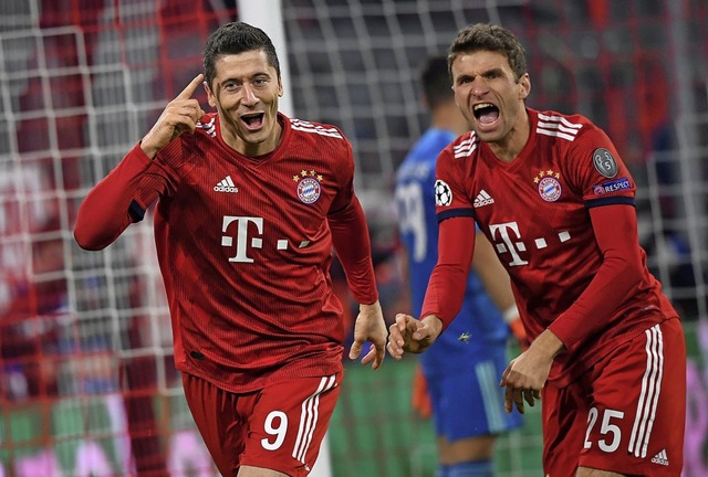 Mnchens Robert Lewandowski (l) jubelt mit Thomas Mller ber sein Tor zum 4:1.  | Foto: dpa