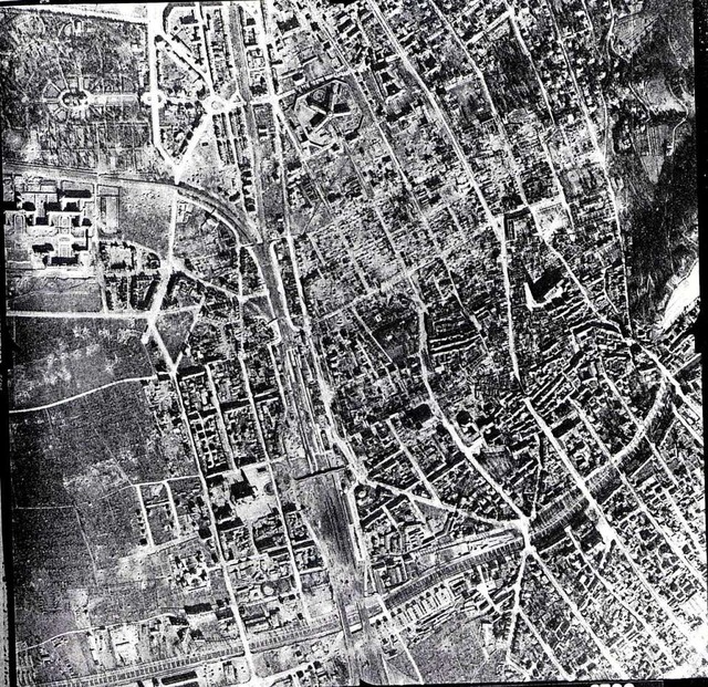 Luftbild vom zerstrten Freiburg 1945.  | Foto: Repro