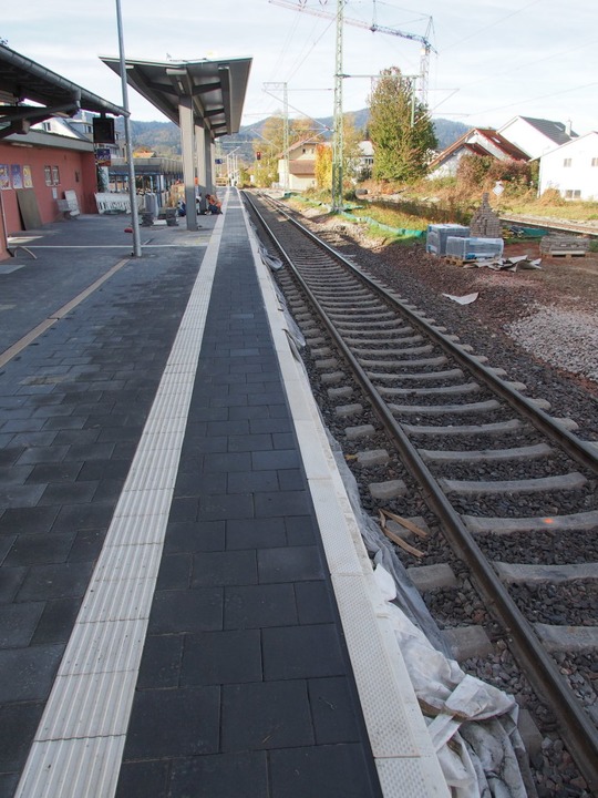 Lange blieben die Gleise leer. Am Bahn... Kirchzarten fahren schon wieder Züge.  | Foto: Markus Donner