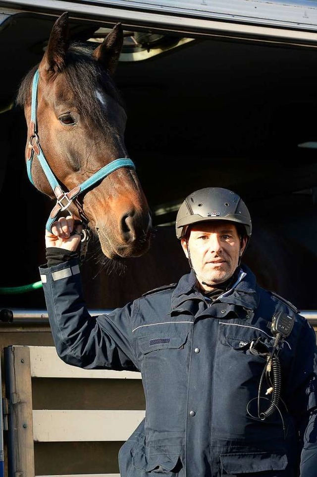 Polizeioberkommissar Ralf Mnzer mit tierischen Kollegen.  | Foto: Ingo Schneider