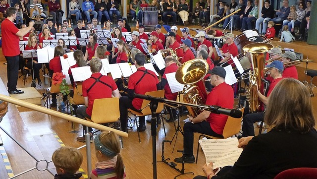 Mit kleinen Geschichten machte Angelik...chts) die Musikvortrge zum Erlebnis.   | Foto: Anne Freyer