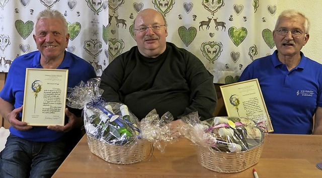 Fr 50 Jahre Chorgesang im  Kirchencho...chofs berreichte Prses Eckart Kopp.   | Foto: Morath