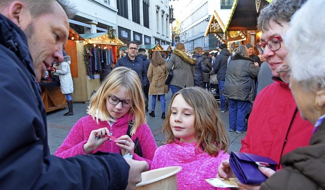 Lose kaufen gehrt zum Weihnachtsmarkt wie der Bart zum Nikolaus.  | Foto: Barbara Ruda