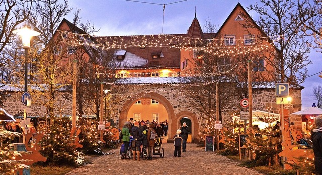 Zentrum des Weihnachtserlebnisses in Kirchzarten: die Talvogtei im Lichterglanz  | Foto: Firma Jumedia