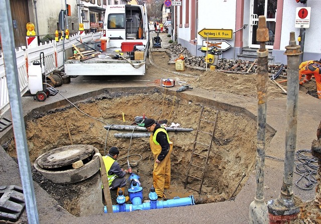 Im Zuge des Breitbandausbaus tauscht d... gleich noch alte Wasserschieber aus.   | Foto: Horst David