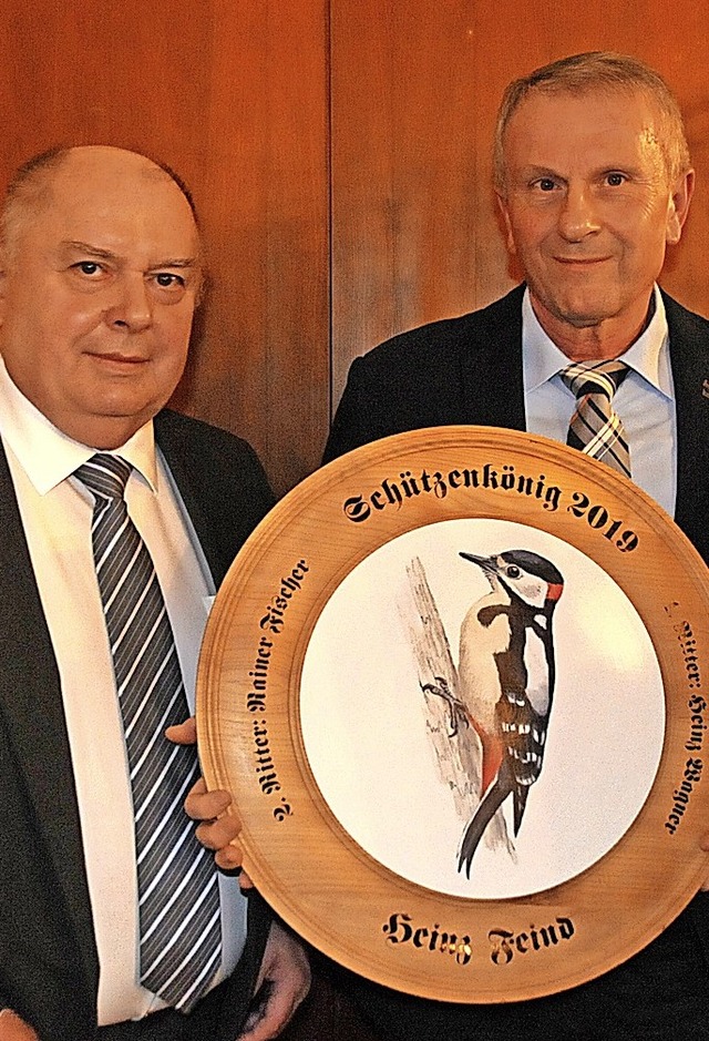 Heinz Feind (links) wird von Willi Beisken zum Schtzenknig proklamiert.   | Foto: Sebastian Ehret