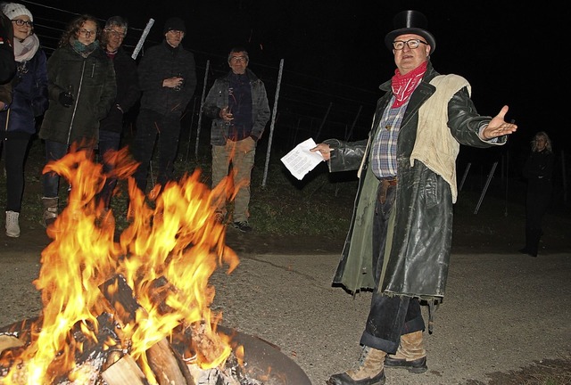 Axel Killian erfreute die Wanderer mit seinen   Geschichten am Lagerfeuer.   | Foto: trogus