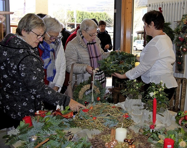 Gro war das Angebot an  Gestecken und...en auf den Vogtsburger Adventsbasaren.  | Foto: Herbert trogus