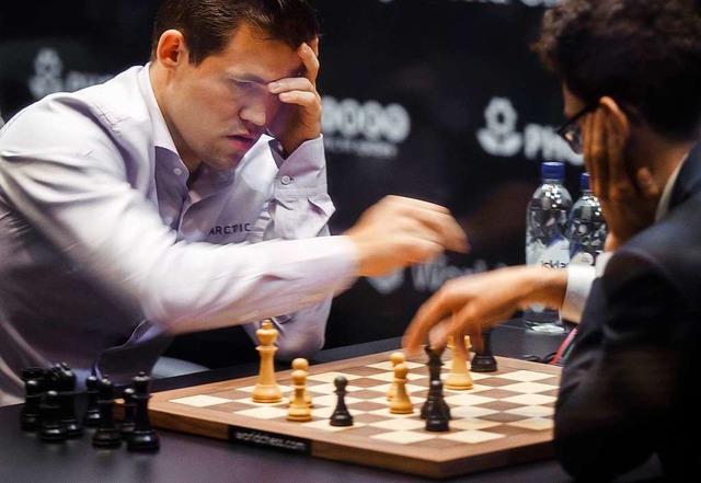 Magnus Carlsen (links) gegen Fabio Caruana  | Foto: dpa